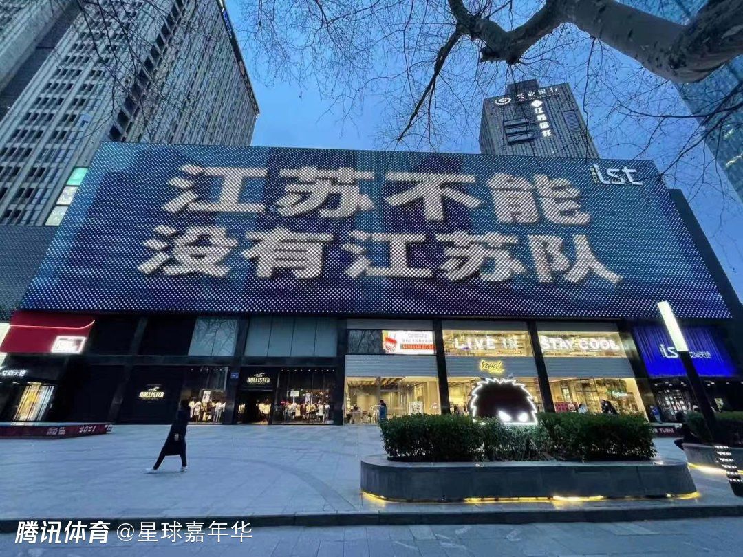 这类煽情的表达体例一样表示在台词，无数次重述自由、肉麻不胜的抱你很久很久，或是说了一年夜段苦瓜的故事只为展一个为你吃苦的梗。